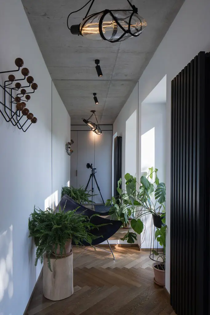 Un edificio residencial en una colina cuyo diseño permite gozar del entorno natural