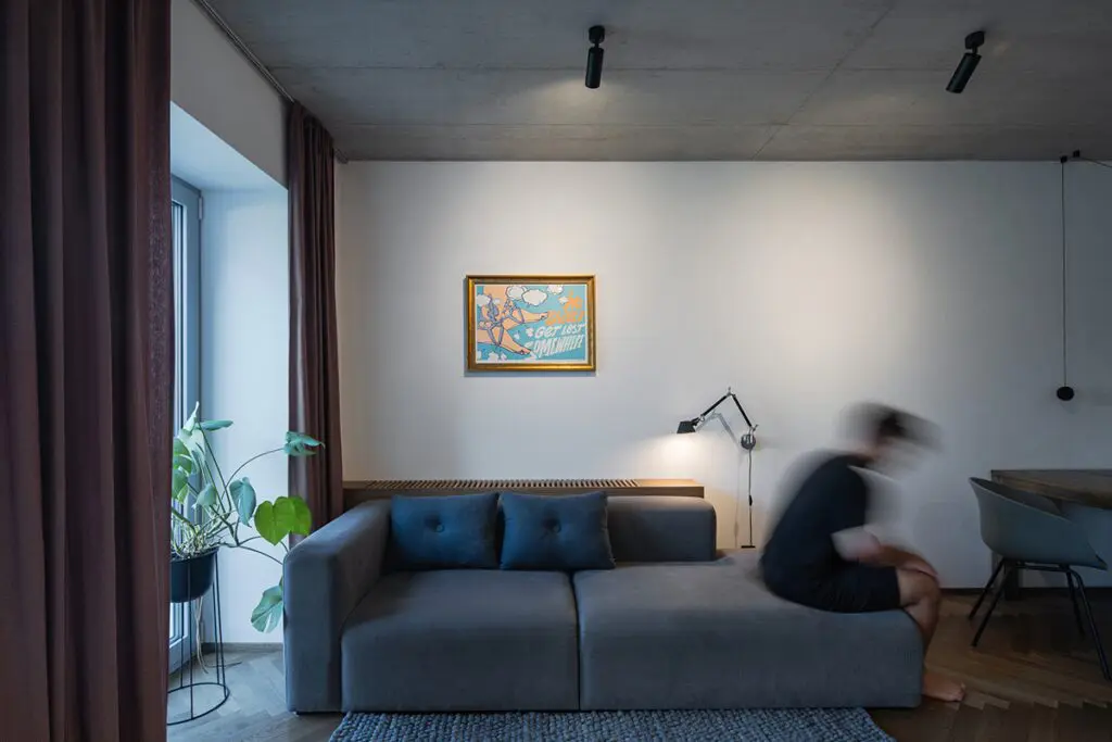 Un edificio residencial en una colina cuyo diseño permite gozar del entorno natural