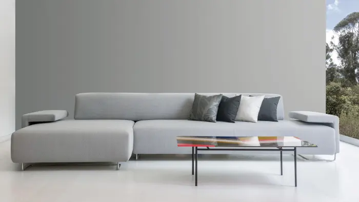 Sofá Lowland con estructura de poliéster y base de acero inoxidable; mesa de centro Fishbone con superficie de Structure Top Sintética y base de polipropileno; cojines de poliéster, todo lo anterior diseñado por Patricia Urquiola para Moroso, en Altek.