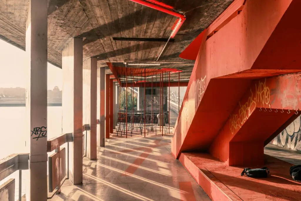 Estación de metro abandonada se convierte en un atractivo ‘skatepark’