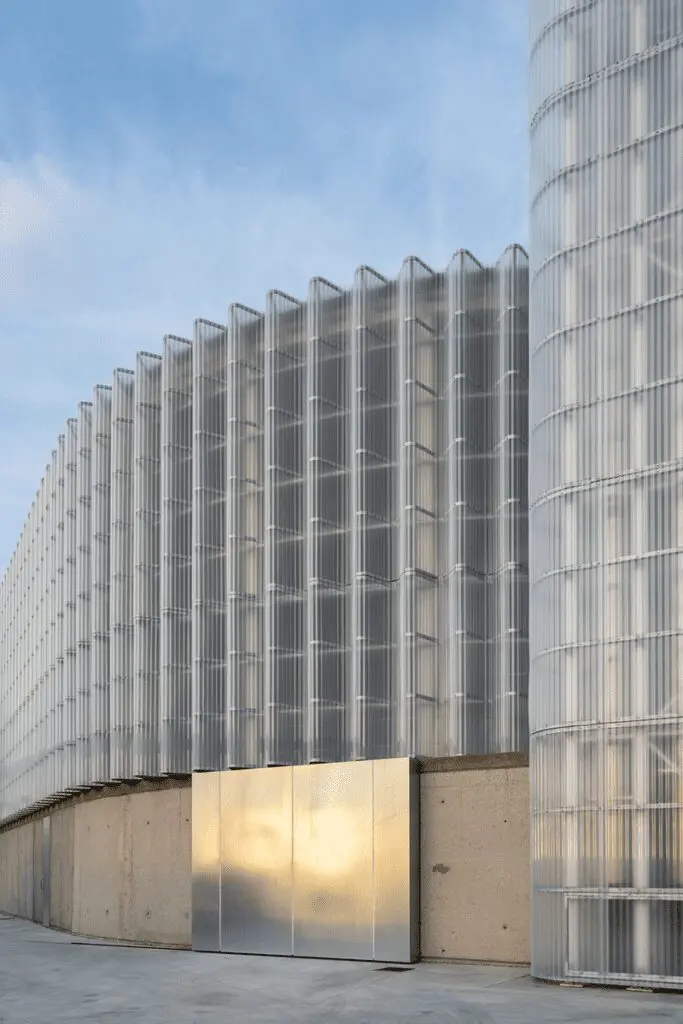 Un edificio en españa cuyo diseño es un faro en la innovación arquitectónica
