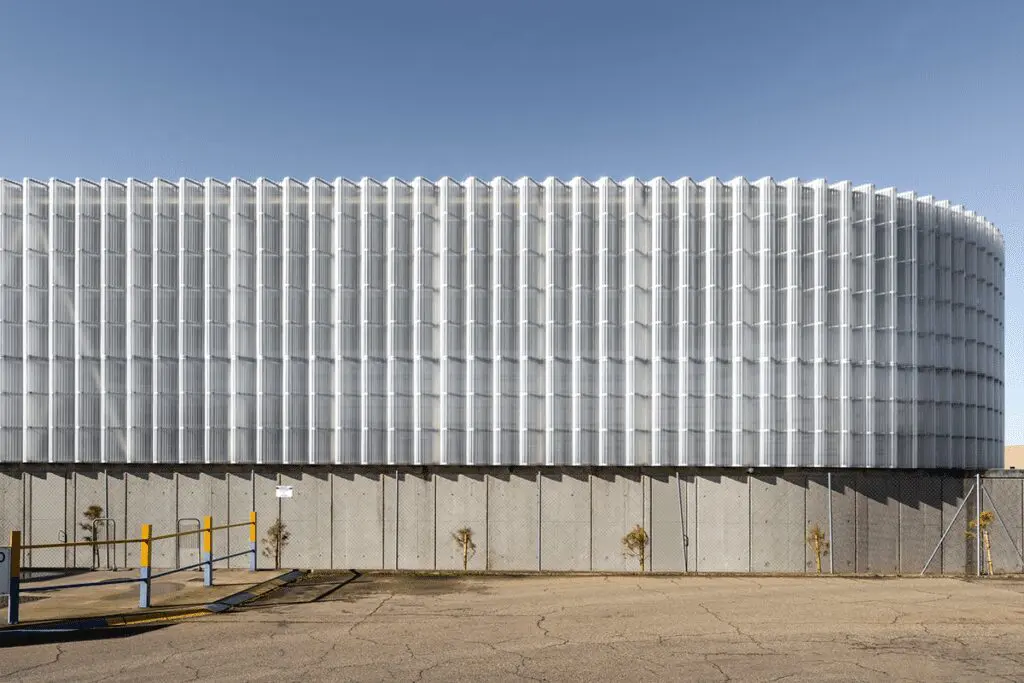 Un edificio en españa cuyo diseño es un faro en la innovación arquitectónica