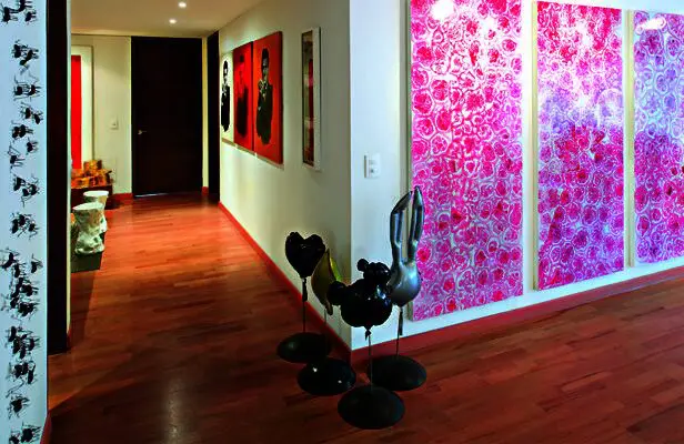 En bogotá hay una casa familiar que parece una galería de arte En bogotá hay una casa familiar que parece una galería de arte