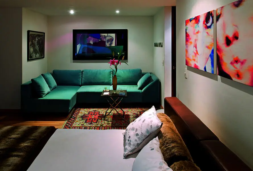 En bogotá hay una casa familiar que parece una galería de arte En bogotá hay una casa familiar que parece una galería de arte