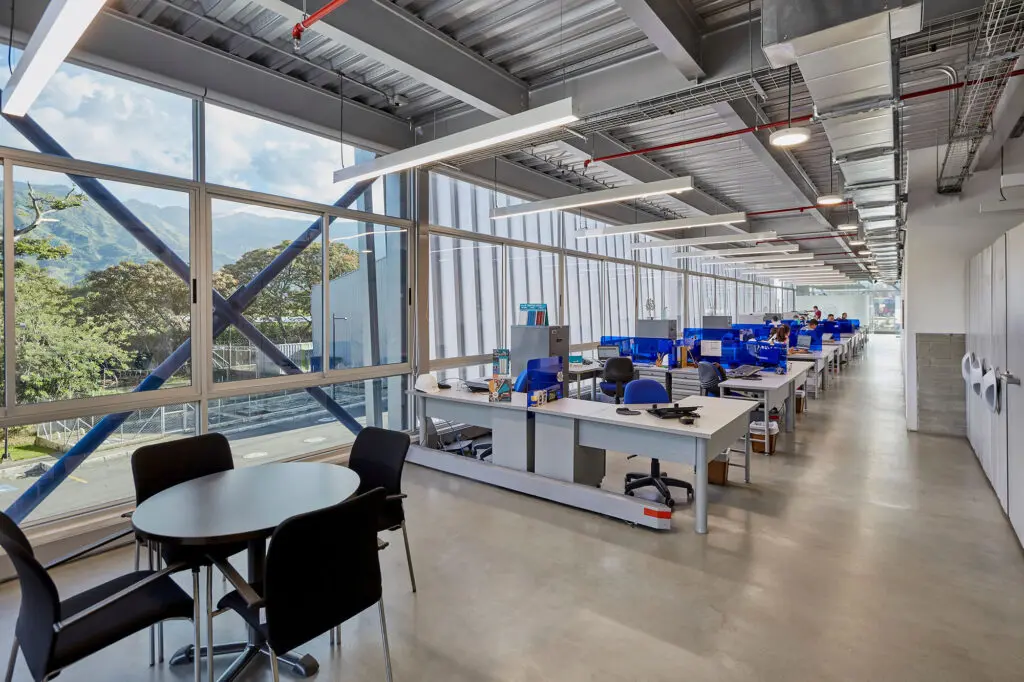 Esta fábrica cerca a medellín está construida completamente en metal