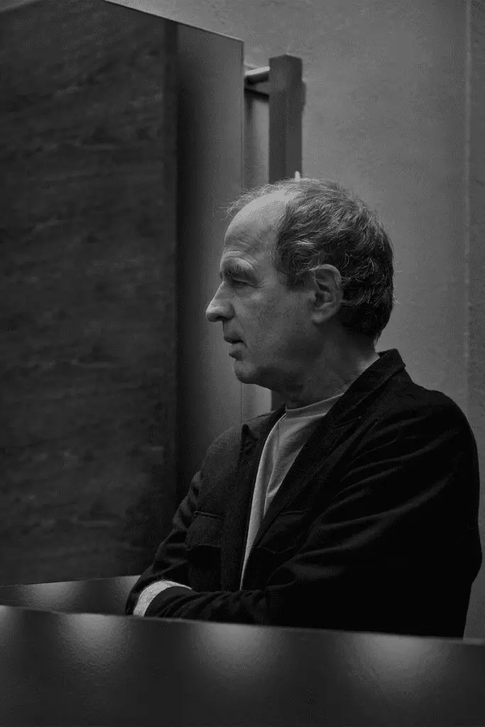 'cazar la sombra': la exposición de guillermo arias, donde la luz y el mármol dialogan
