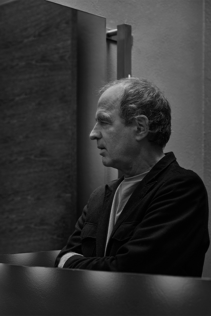 'cazar la sombra': la exposición de guillermo arias, donde la luz y el mármol dialogan