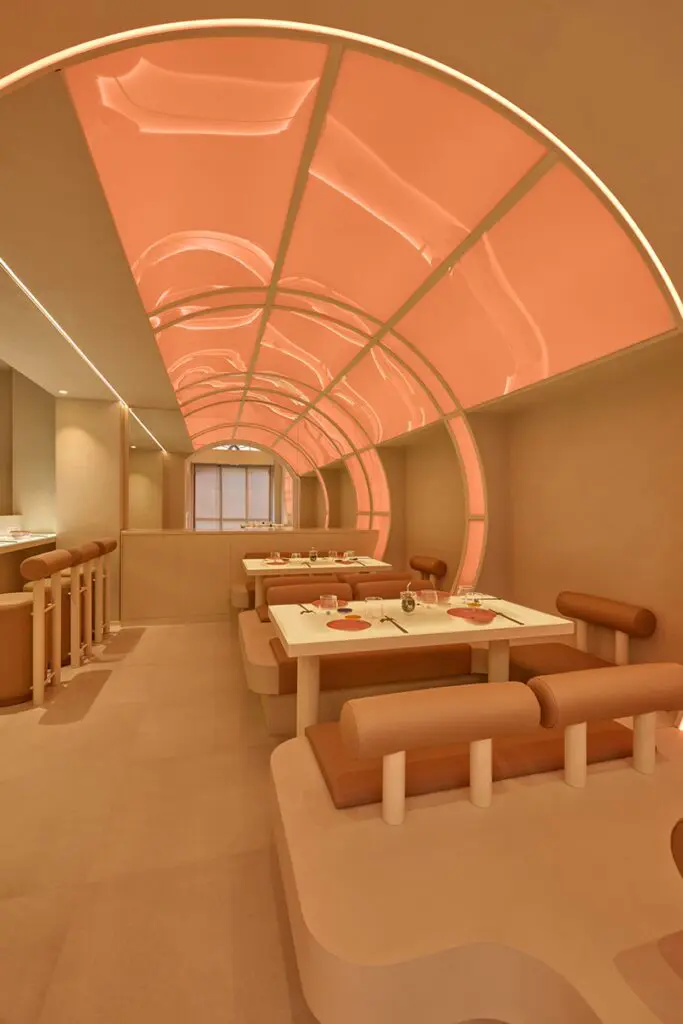 La arquitectura del restaurante ‘ichi station’ en italia es un viaje entre las formas y la luz  