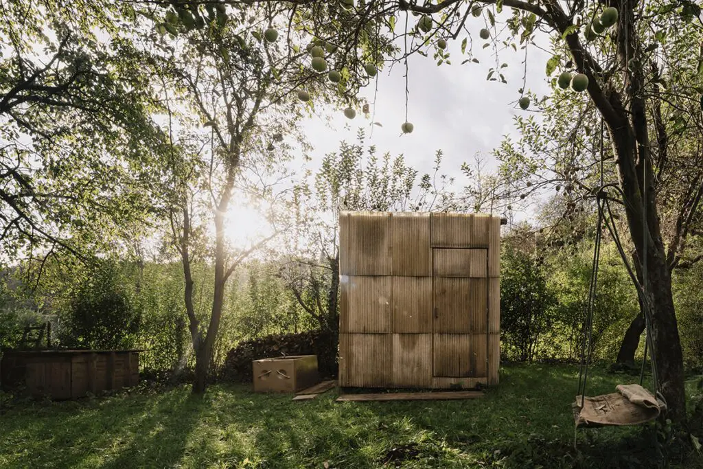 ‘palets’ y lana de oveja: los materiales usados en el diseño de este sauna en república checa
