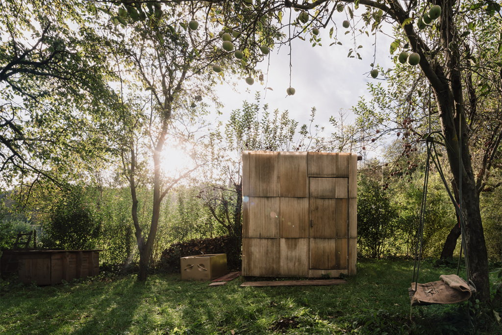 ‘palets’ y lana de oveja: los materiales usados en el diseño de este sauna en república checa