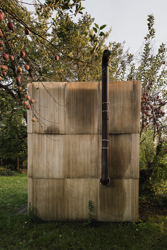 ‘palets’ y lana de oveja: los materiales usados en el diseño de este sauna en república checa