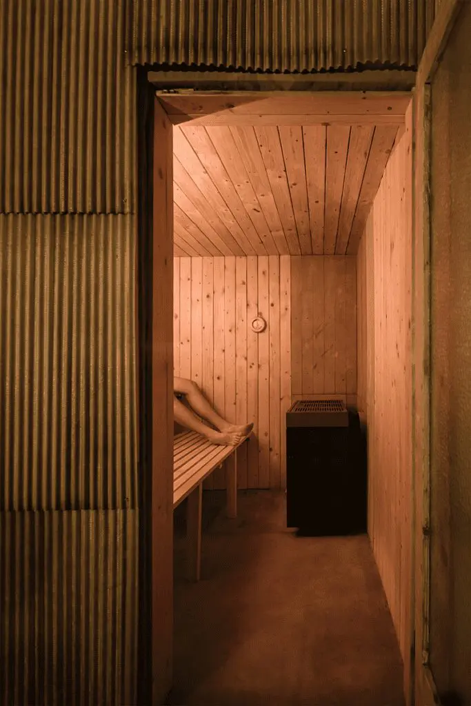 ‘palets’ y lana de oveja: los materiales usados en el diseño de este sauna en república checa