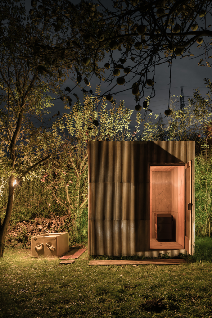 ‘palets’ y lana de oveja: los materiales usados en el diseño de este sauna en república checa