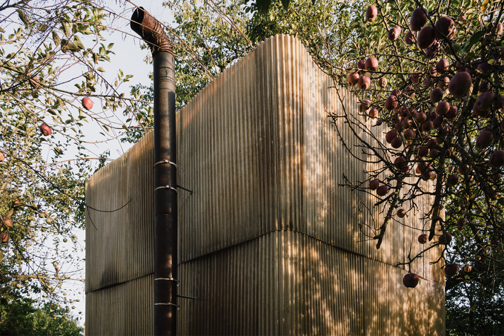 ‘palets’ y lana de oveja: los materiales usados en el diseño de este sauna en república checa