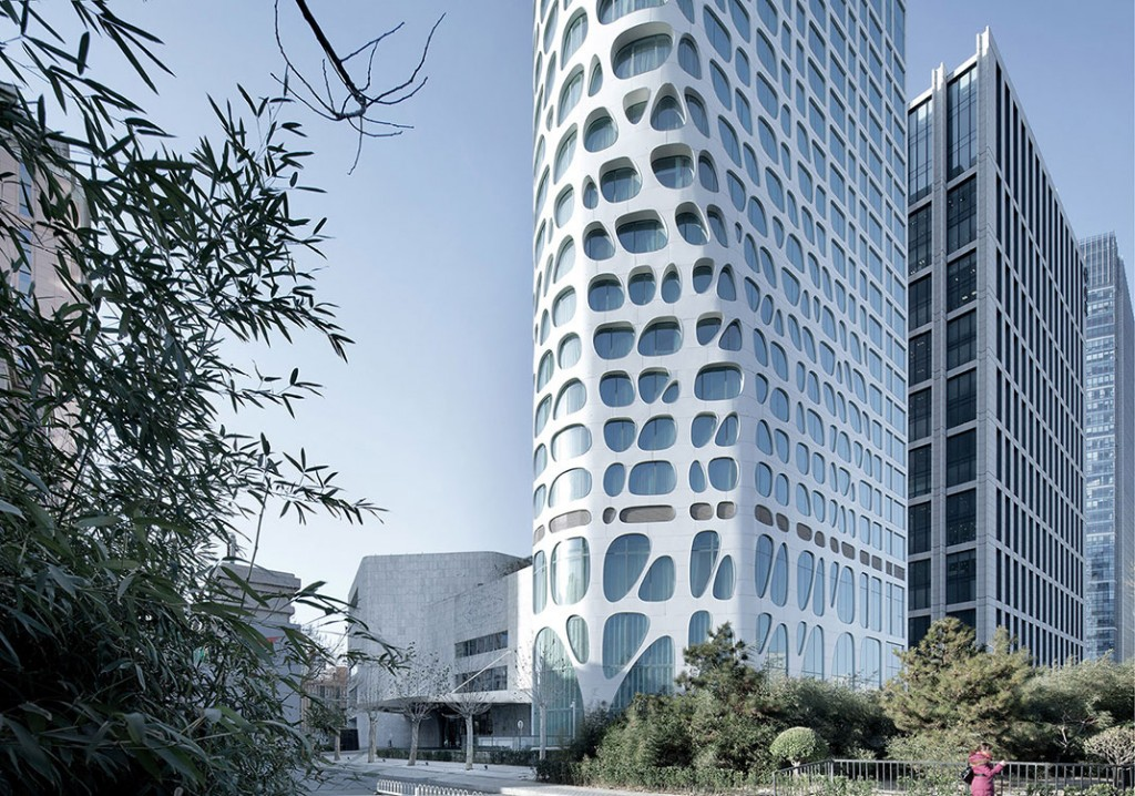 Un hotel telaraña en beijing que se camufla con el entorno
