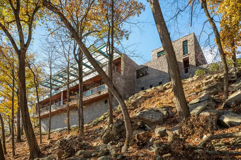 Una extraordinaria casa de campo inmersa en un bosque rocoso y con interiorismo de lujo