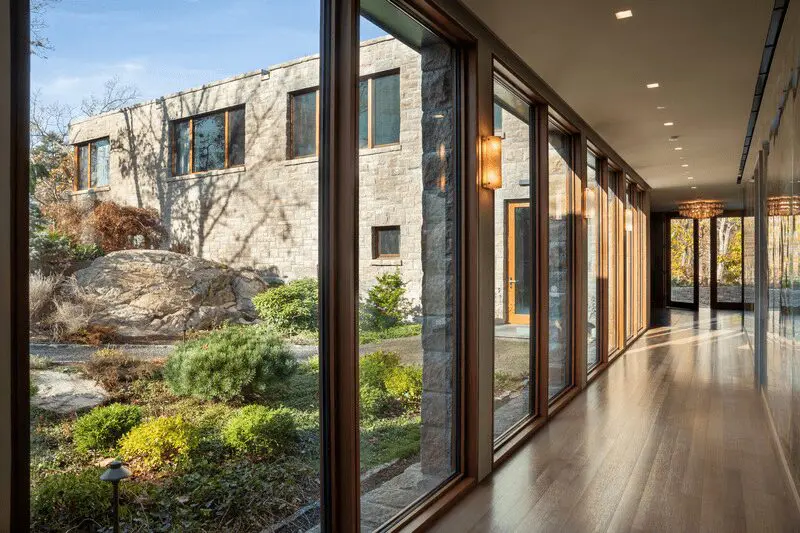 Una extraordinaria casa de campo inmersa en un bosque rocoso y con interiorismo de lujo