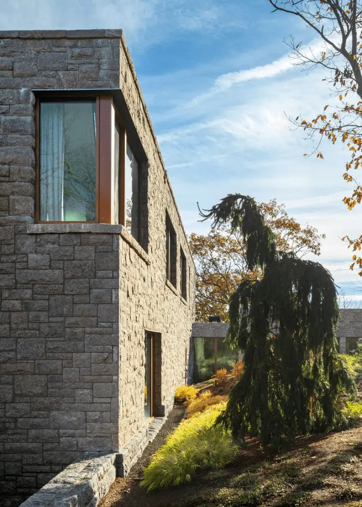 Una extraordinaria casa de campo inmersa en un bosque rocoso y con interiorismo de lujo