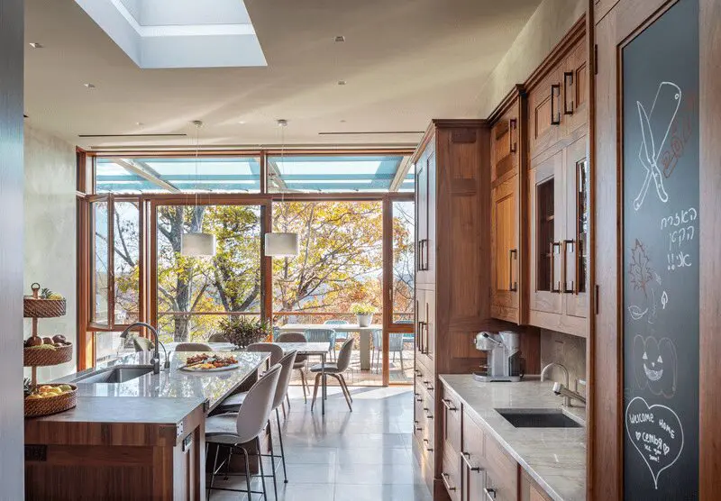 Una extraordinaria casa de campo inmersa en un bosque rocoso y con interiorismo de lujo