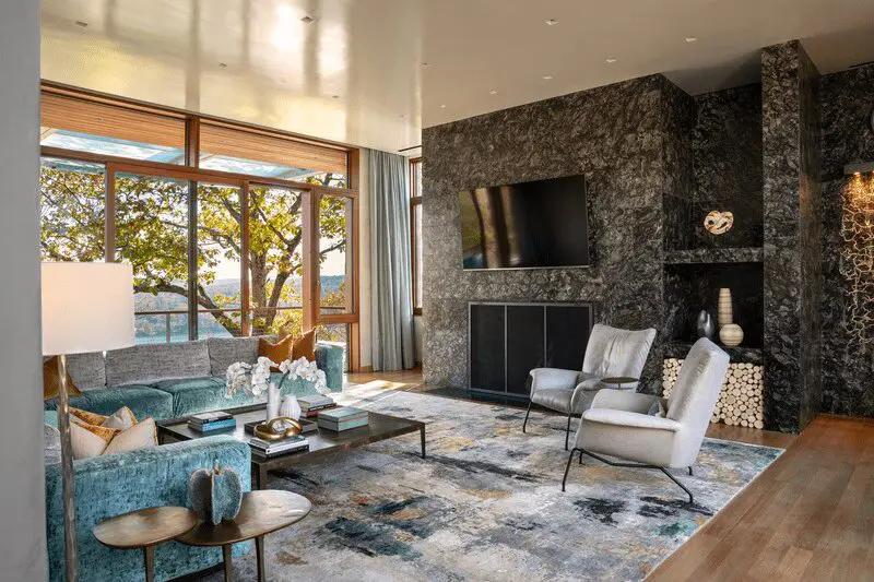Una extraordinaria casa de campo inmersa en un bosque rocoso y con interiorismo de lujo