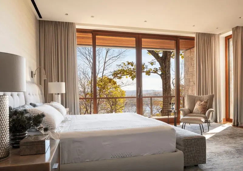Una extraordinaria casa de campo inmersa en un bosque rocoso y con interiorismo de lujo