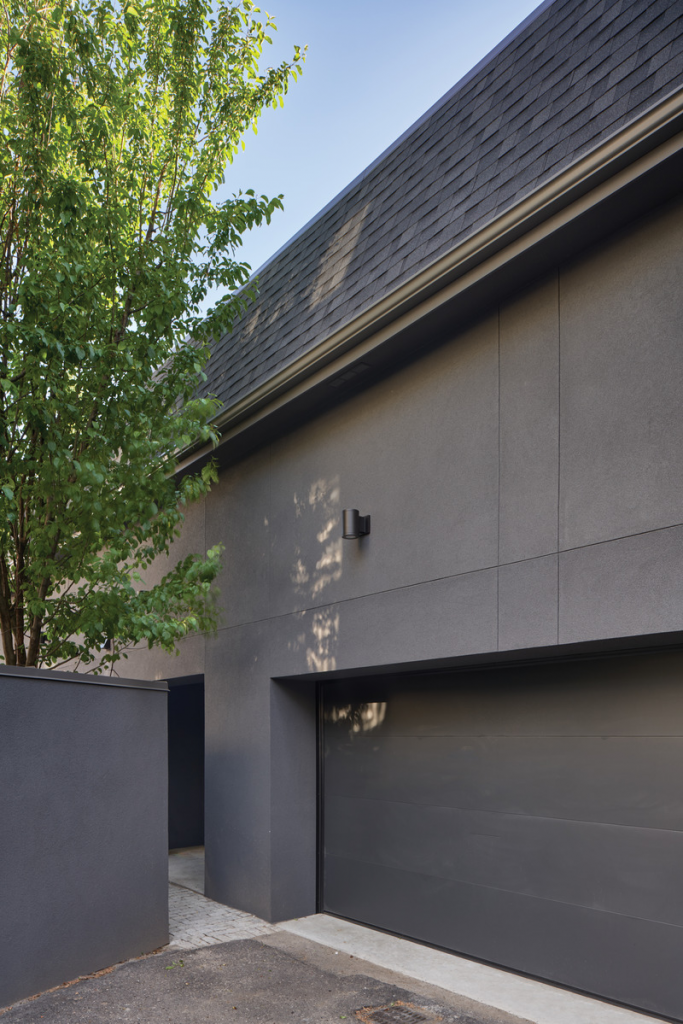 Un antiguo depósito fue convertido en una sorprendente y contemporánea casa familiar