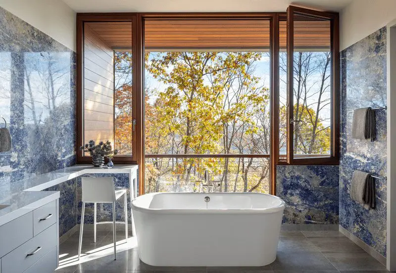 Una extraordinaria casa de campo inmersa en un bosque rocoso y con interiorismo de lujo