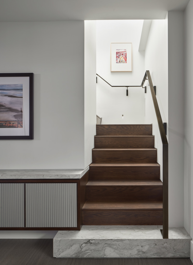 Un antiguo depósito fue convertido en una sorprendente y contemporánea casa familiar