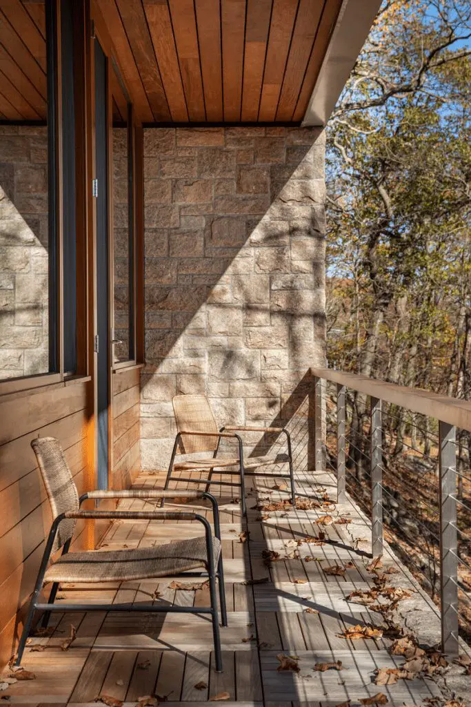 Una extraordinaria casa de campo inmersa en un bosque rocoso y con interiorismo de lujo