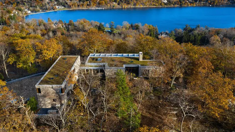 Una extraordinaria casa de campo inmersa en un bosque rocoso y con interiorismo de lujo