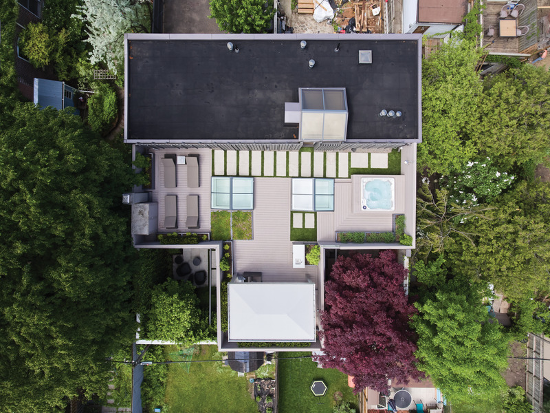 Un antiguo depósito fue convertido en una sorprendente y contemporánea casa familiar