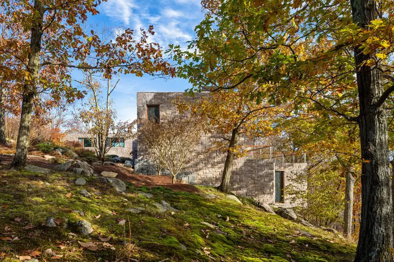 Una extraordinaria casa de campo inmersa en un bosque rocoso y con interiorismo de lujo