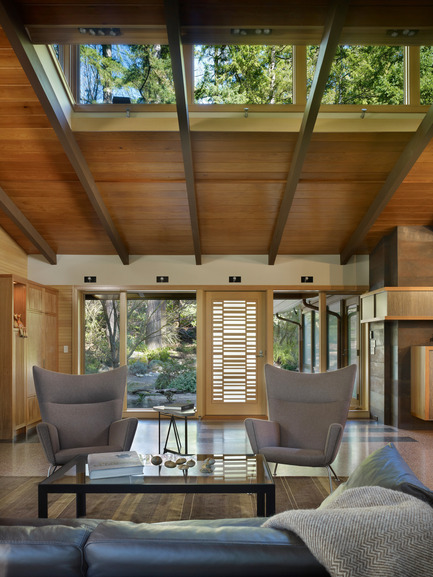 Una casa de campo contemporánea inmersa en un parque forestal de seattle, ee. Uu