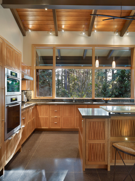 Una casa de campo contemporánea inmersa en un parque forestal de seattle, ee. Uu