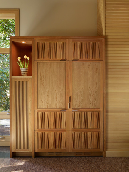 Una casa de campo contemporánea inmersa en un parque forestal de seattle, ee. Uu