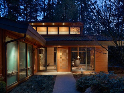 Una casa de campo contemporánea inmersa en un parque forestal de seattle, ee. Uu