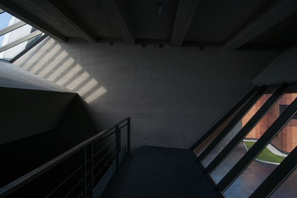 Diseño deconstructivista en esta destilería de vino y brandy en rusia