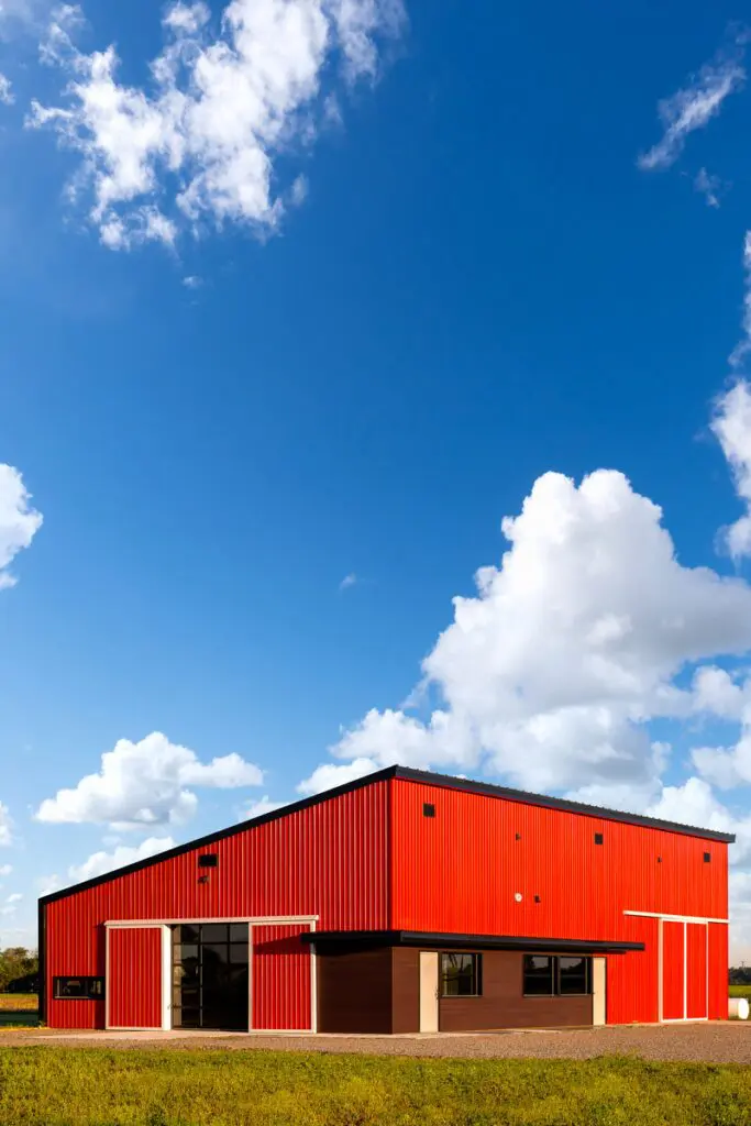 El diseño y arquitectura de una granja en el corazón de un pueblo canadiense