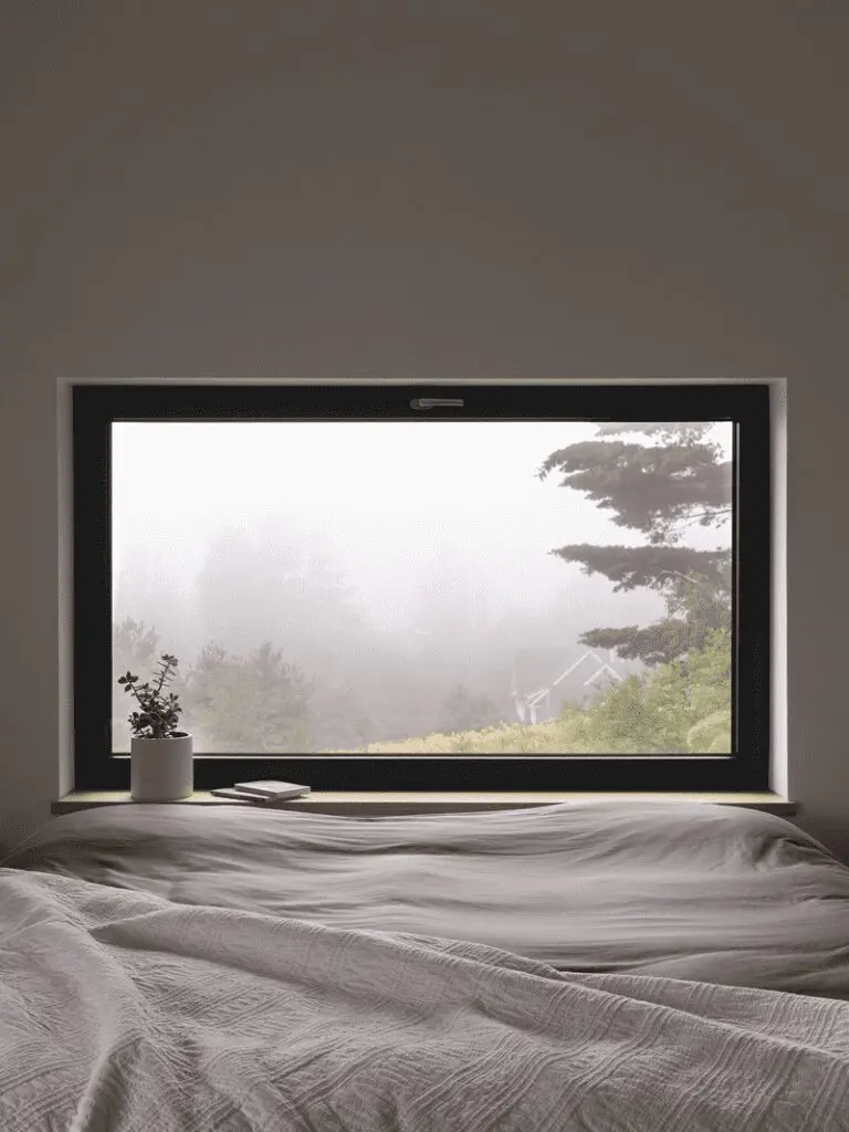 Una casa familiar de campo construida en una zona arbolada y que cuenta con certificaciones leed