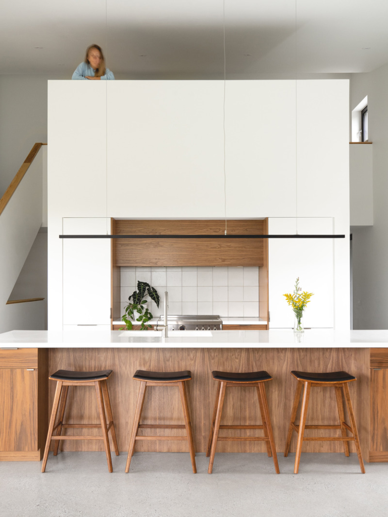 Una casa familiar de campo construida en una zona arbolada y que cuenta con certificaciones leed