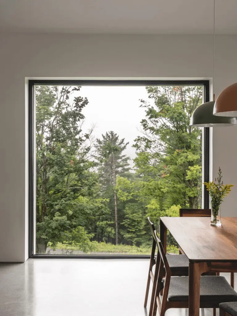 Una casa familiar de campo construida en una zona arbolada y que cuenta con certificaciones leed