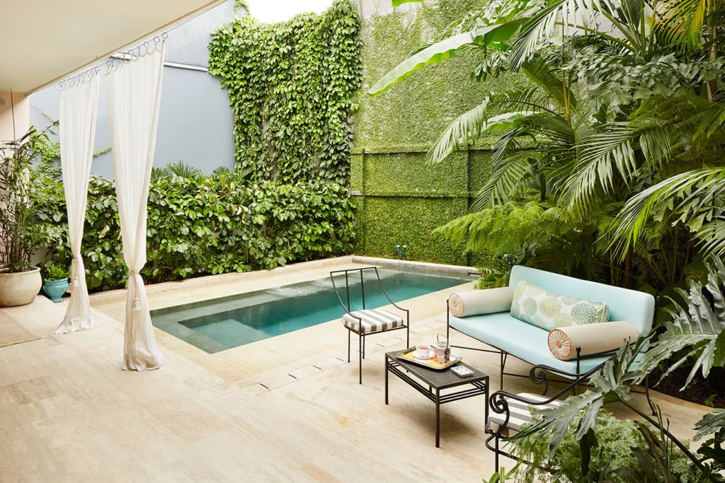 Una casa en cali donde predominan el verde en todos sus tonos y la vegetación