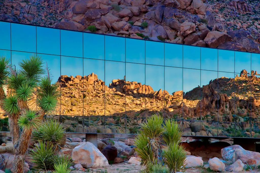 Casa invisible: un proyecto futurista en el desierto de california Fachada de la casa invisible