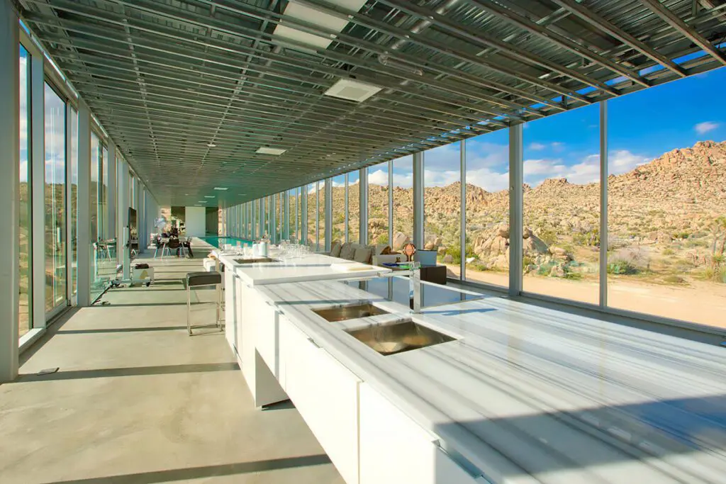 Casa invisible: un proyecto futurista en el desierto de california Cocina de la casa invisible