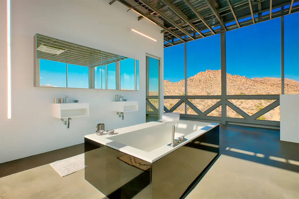 Casa invisible: un proyecto futurista en el desierto de california Baño de la casa invisible.