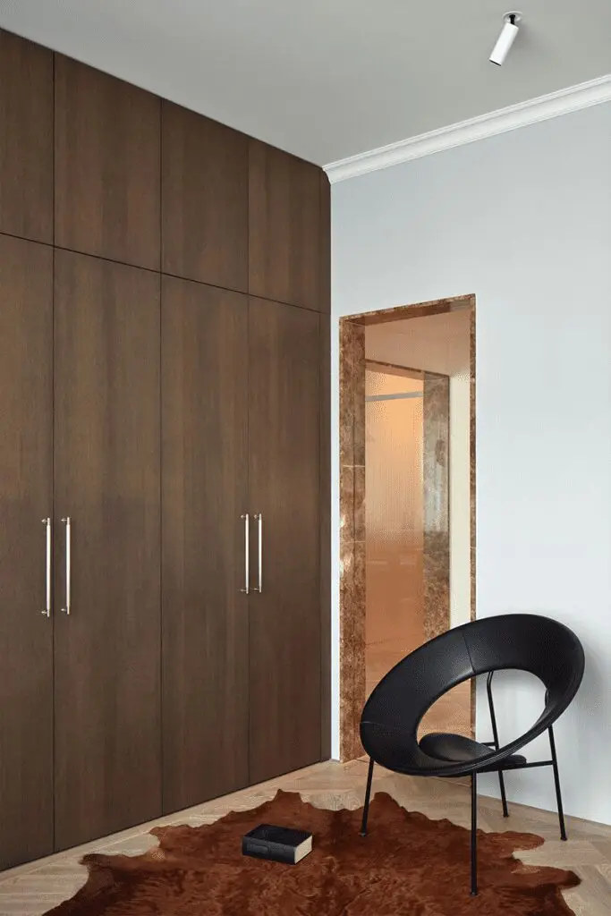 Un apartamento que celebra la simplicidad y la estética masculina