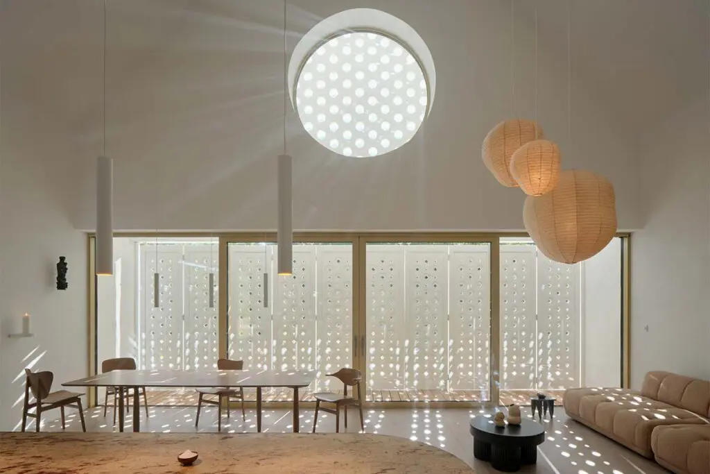 La casa de este arquitecto es íntima, artística y llena de luz