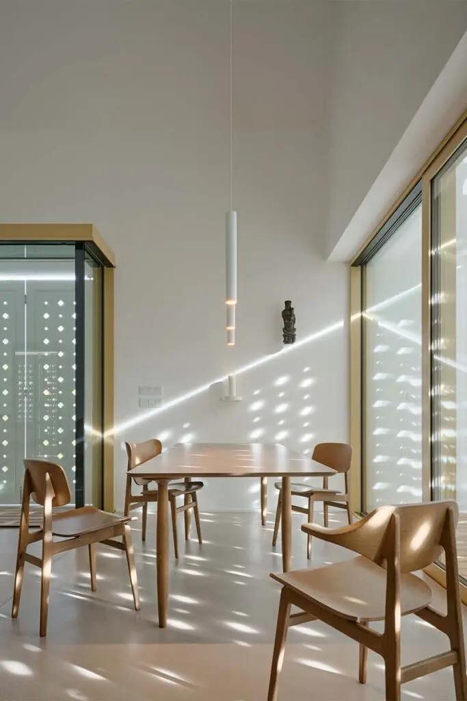 La casa de este arquitecto es íntima, artística y llena de luz