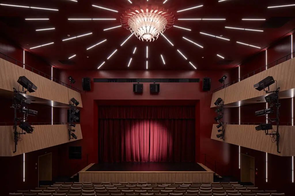 La renovación de este teatro en república checa tiene un diseño vanguardista