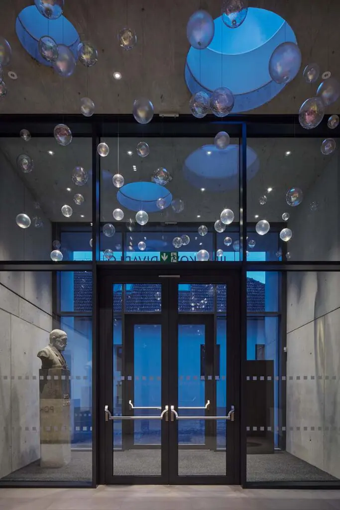 La renovación de este teatro en república checa tiene un diseño vanguardista